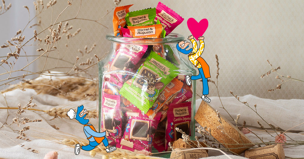 wedding favor cookies in a jar display